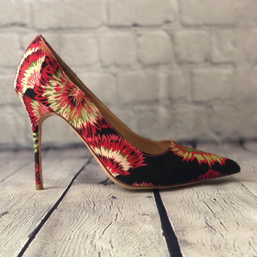 Pattern pointy heels